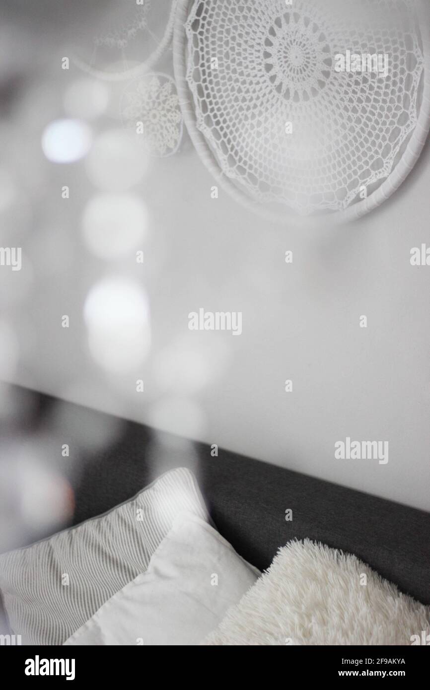 Viele weiße Traumfänger hängen über einem Bett Stockfoto