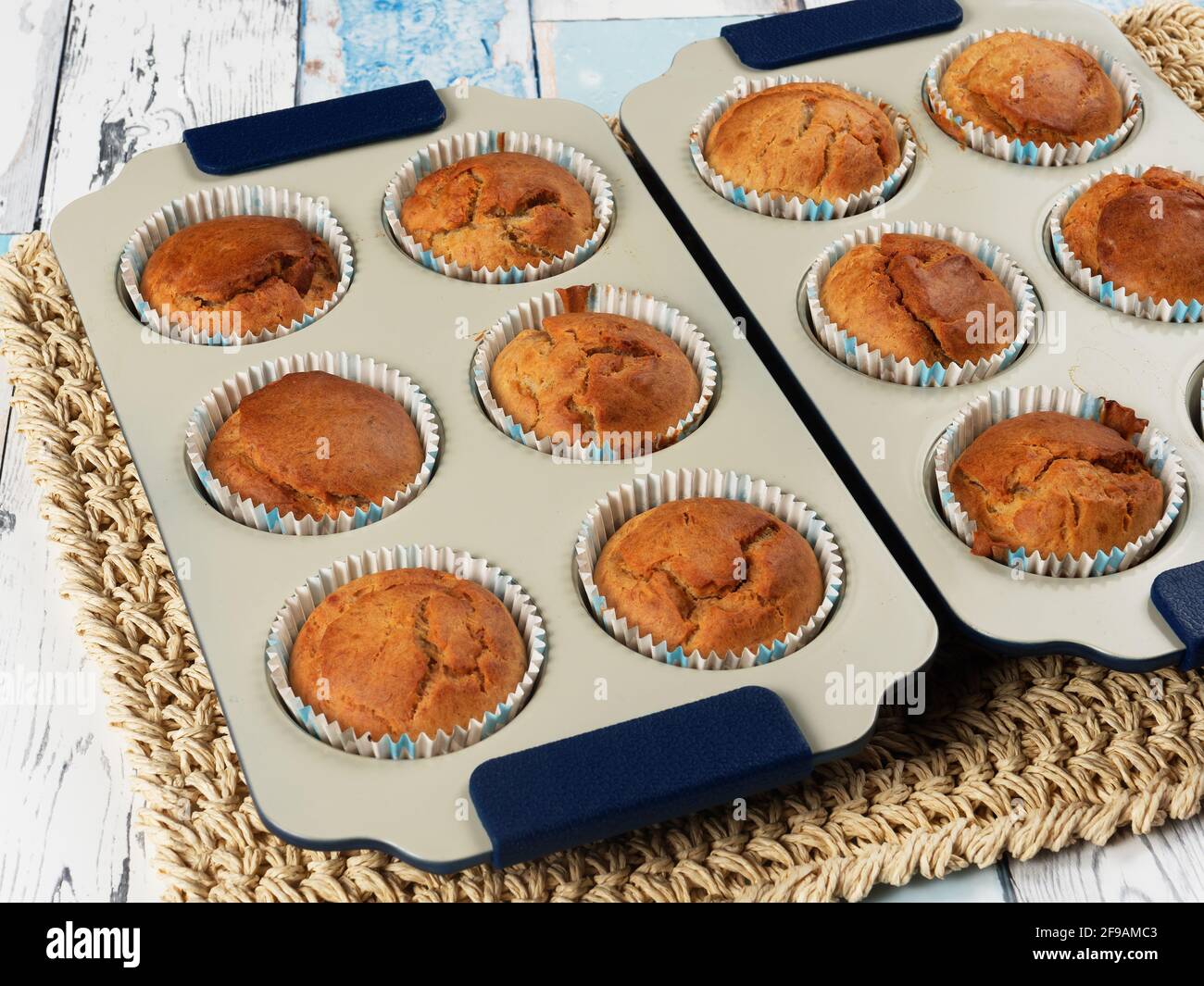 Hausgemachte Bananenmuffins in Tabletts. Kein Zucker hinzugefügt. Essen für Kleinkinder. Stockfoto