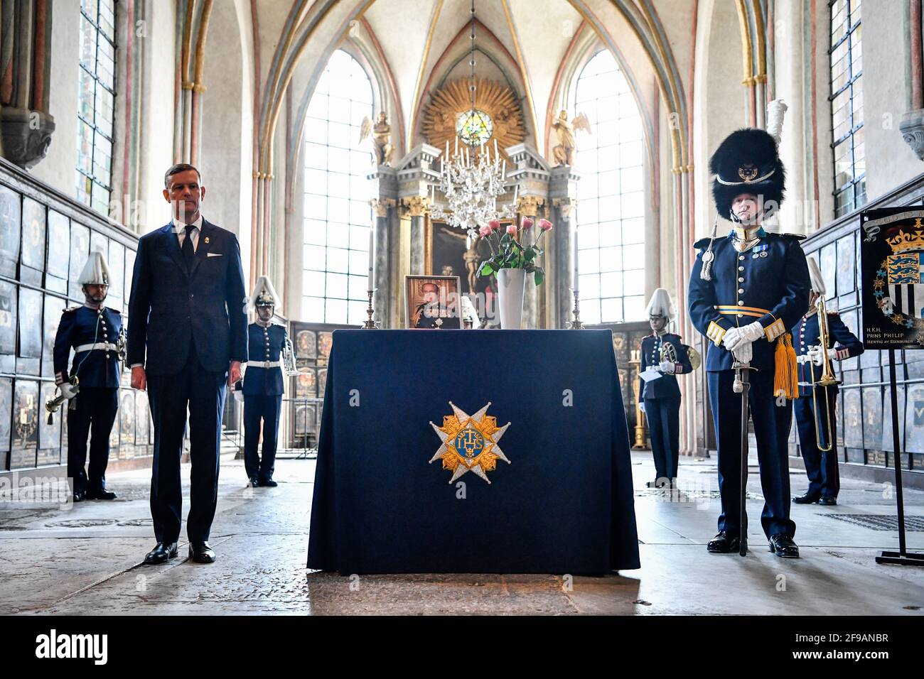 Der verstorbene Prinz Philip, Herzog von Edinburgh, wird am 17. April 2021 in der Riddarholmen-Kirche in Stockholm, Schweden, feierlich honoriert. Der königliche Orden der Seraphim von Prinz Philip wird während einer Stunde Glocke in der Kirche aufgestellt. Prinz Philip wurde 1954 von König Gustaf VI. Adolf zum Ritter des Seraphim-Ordens gemacht.Foto: Jessica Gow / TT / Code 10070 *** SWEDEN OUT *** Stockfoto