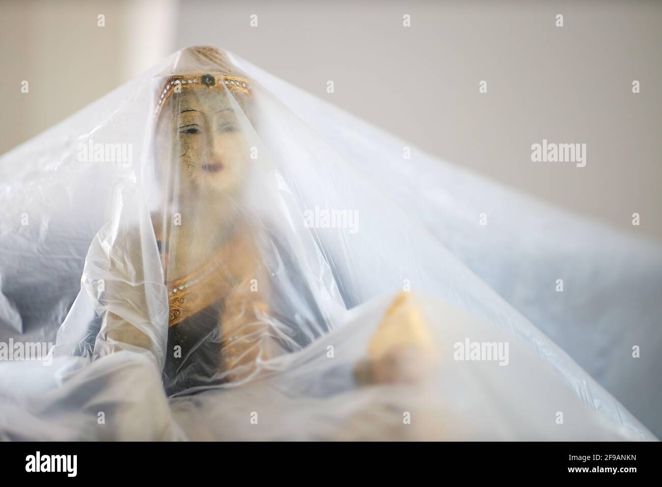 Eine Statue wird bei einer Renovierung durch Folie geschützt. Göttin Statue, Renovierung, Malerei, Folie, Stockfoto