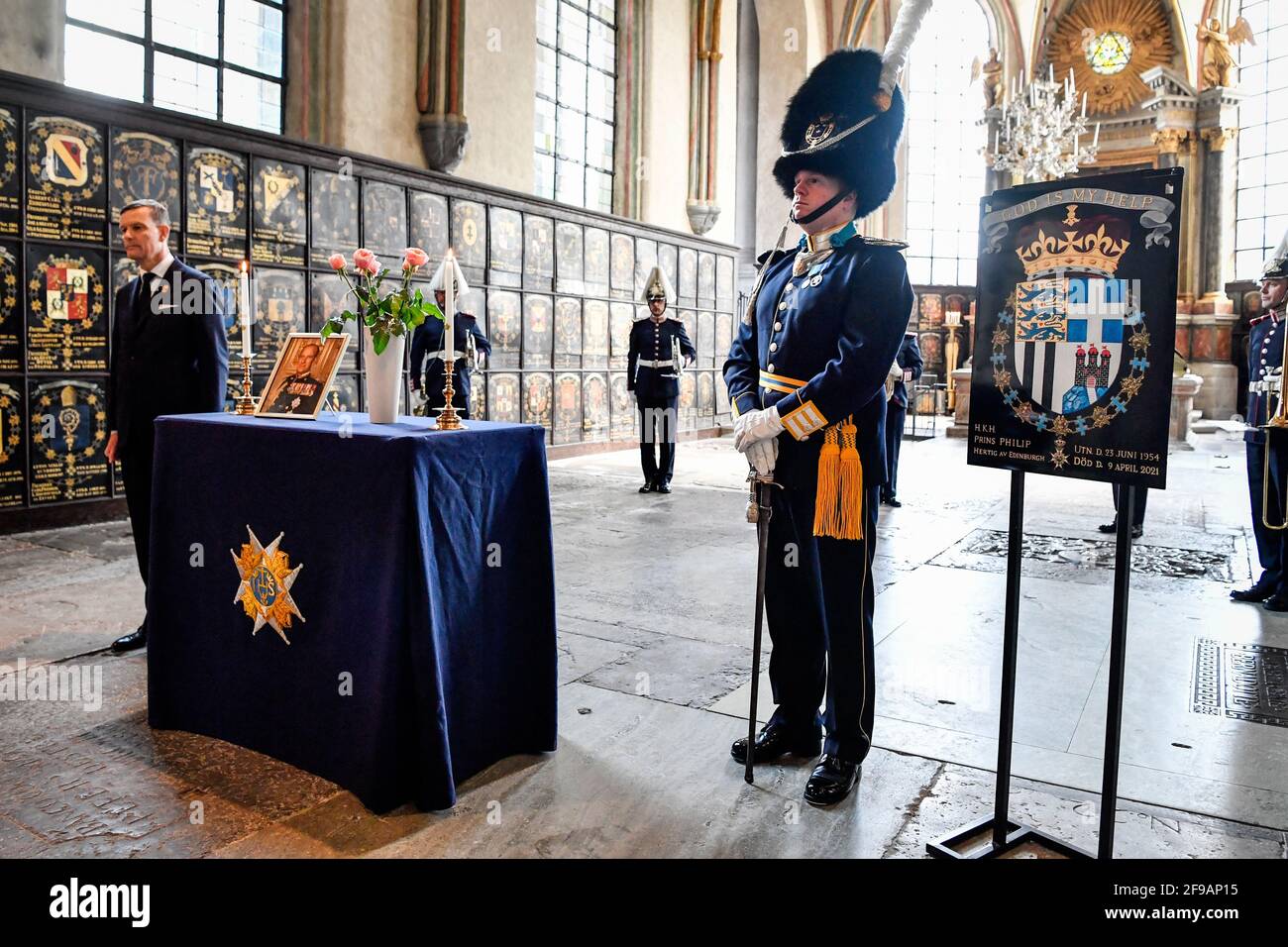 Der verstorbene Prinz Philip, Herzog von Edinburgh, wird am 17. April 2021 in der Riddarholmen-Kirche in Stockholm, Schweden, feierlich honoriert. Der königliche Orden der Seraphim von Prinz Philip wird während einer Stunde Glocke in der Kirche aufgestellt. Prinz Philip wurde 1954 von König Gustaf VI. Adolf zum Ritter des Seraphim-Ordens gemacht.Foto: Jessica Gow / TT / Code 10070 *** SWEDEN OUT *** Stockfoto