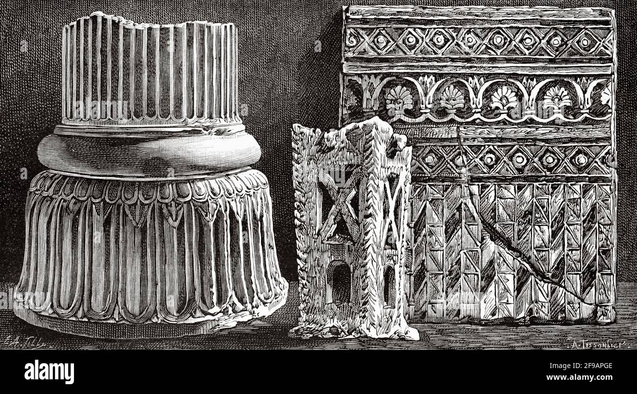 Säulensockel aus der Achaemenidenzeit, glasierte Fliesen mit Geländern aus der gleichen Zeit und kleiner Feueraltar aus glasierten Steingut aus der Zeit des Passes. Alte, gravierte Illustration aus dem 19. Jahrhundert von La Nature 1889 Stockfoto