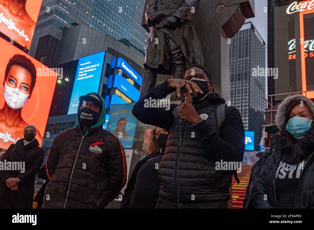 New York, Usa. April 2021. Die New Yorker Staatsanwaltschaft Jumaane Williams spricht während einer Kundgebung und Mahnwache zu Ehren von Daunte Wright auf den roten Stufen des Times Square in New York City. Kredit: SOPA Images Limited/Alamy Live Nachrichten Stockfoto