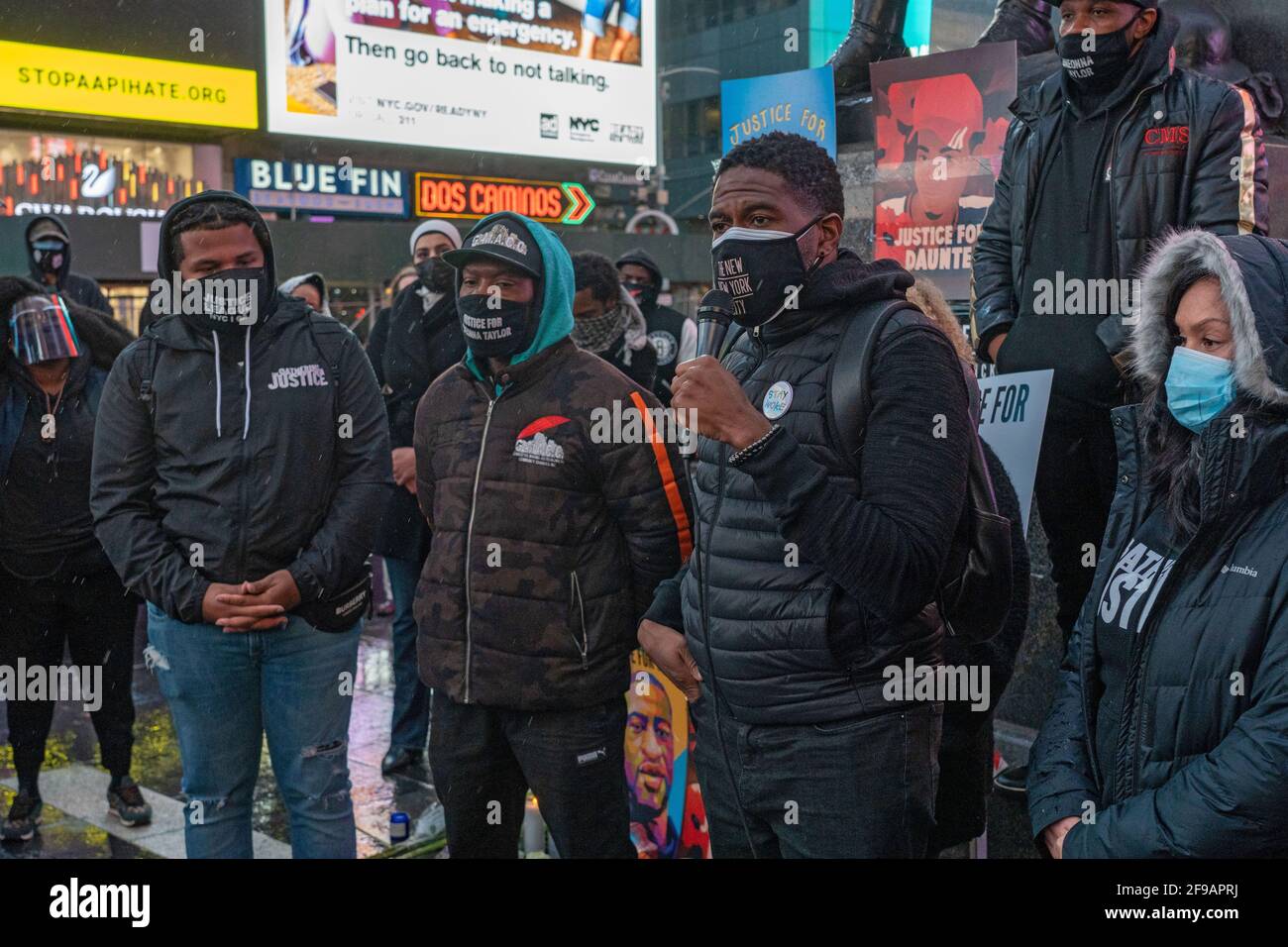 New York, Usa. April 2021. Die New Yorker Staatsanwaltschaft Jumaane Williams spricht während einer Kundgebung und Mahnwache zu Ehren von Daunte Wright auf den roten Stufen des Times Square in New York City. Kredit: SOPA Images Limited/Alamy Live Nachrichten Stockfoto