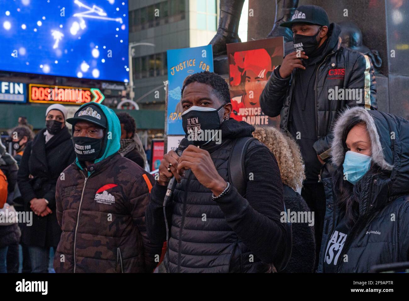 New York, Usa. April 2021. Die New Yorker Staatsanwaltschaft Jumaane Williams spricht während einer Kundgebung und Mahnwache zu Ehren von Daunte Wright auf den roten Stufen des Times Square in New York City. Kredit: SOPA Images Limited/Alamy Live Nachrichten Stockfoto