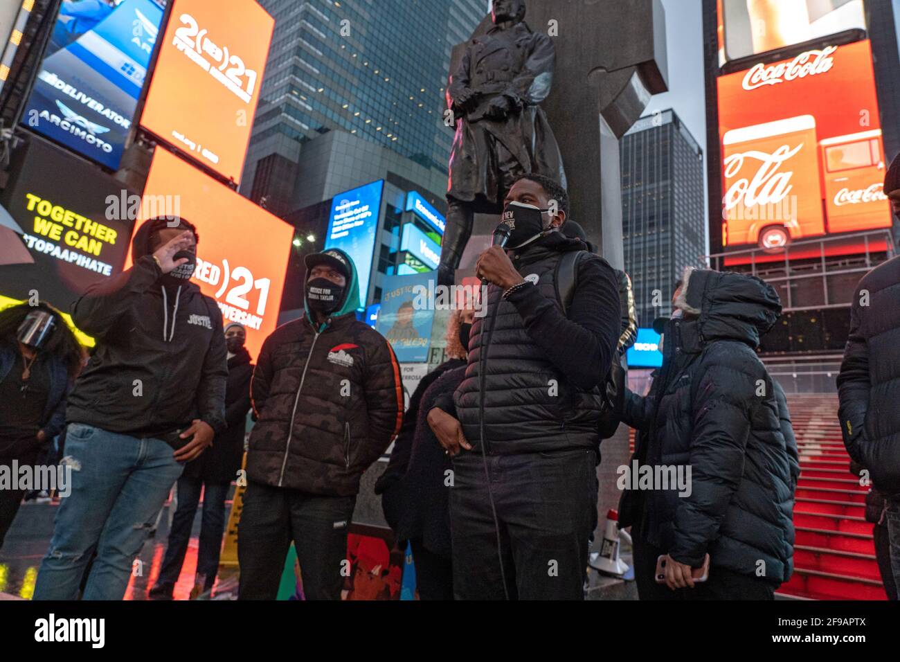 New York, Usa. April 2021. Die New Yorker Staatsanwaltschaft Jumaane Williams spricht während einer Kundgebung und Mahnwache zu Ehren von Daunte Wright auf den roten Stufen des Times Square in New York City. Kredit: SOPA Images Limited/Alamy Live Nachrichten Stockfoto