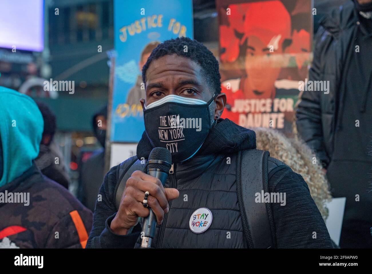 New York, Usa. April 2021. Die New Yorker Staatsanwaltschaft Jumaane Williams spricht während einer Kundgebung und Mahnwache zu Ehren von Daunte Wright auf den roten Stufen des Times Square in New York City. Kredit: SOPA Images Limited/Alamy Live Nachrichten Stockfoto