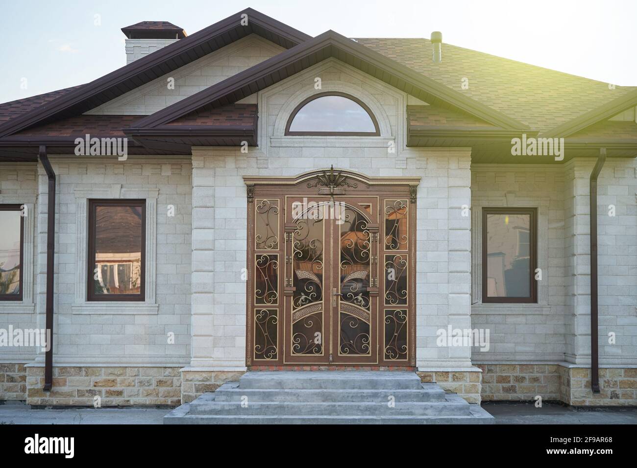 Fassade eines Luxushauses mit großer Eingangstür Stockfoto