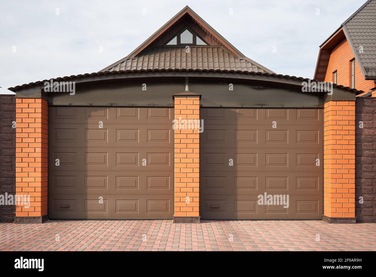 Große neue Garage für zwei Autos in einem privaten Haus Stockfoto
