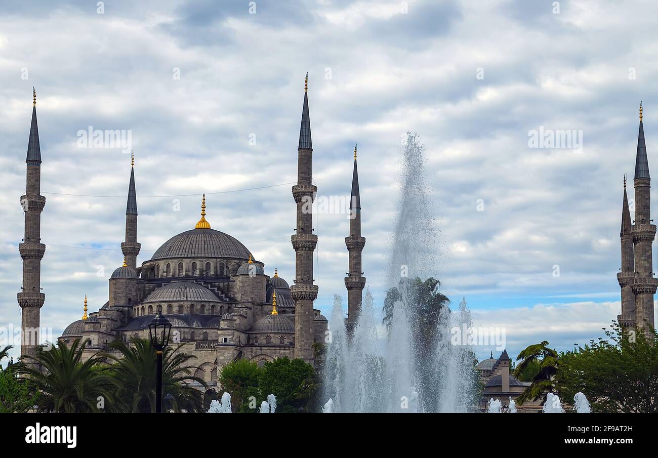 Wahrzeichen der Blue Sultan Ahmed Moschee. Hurrem Sultan Fountain. Minarett-Denkmal Sultanahmet Camii Istanbul, Türkei Stockfoto