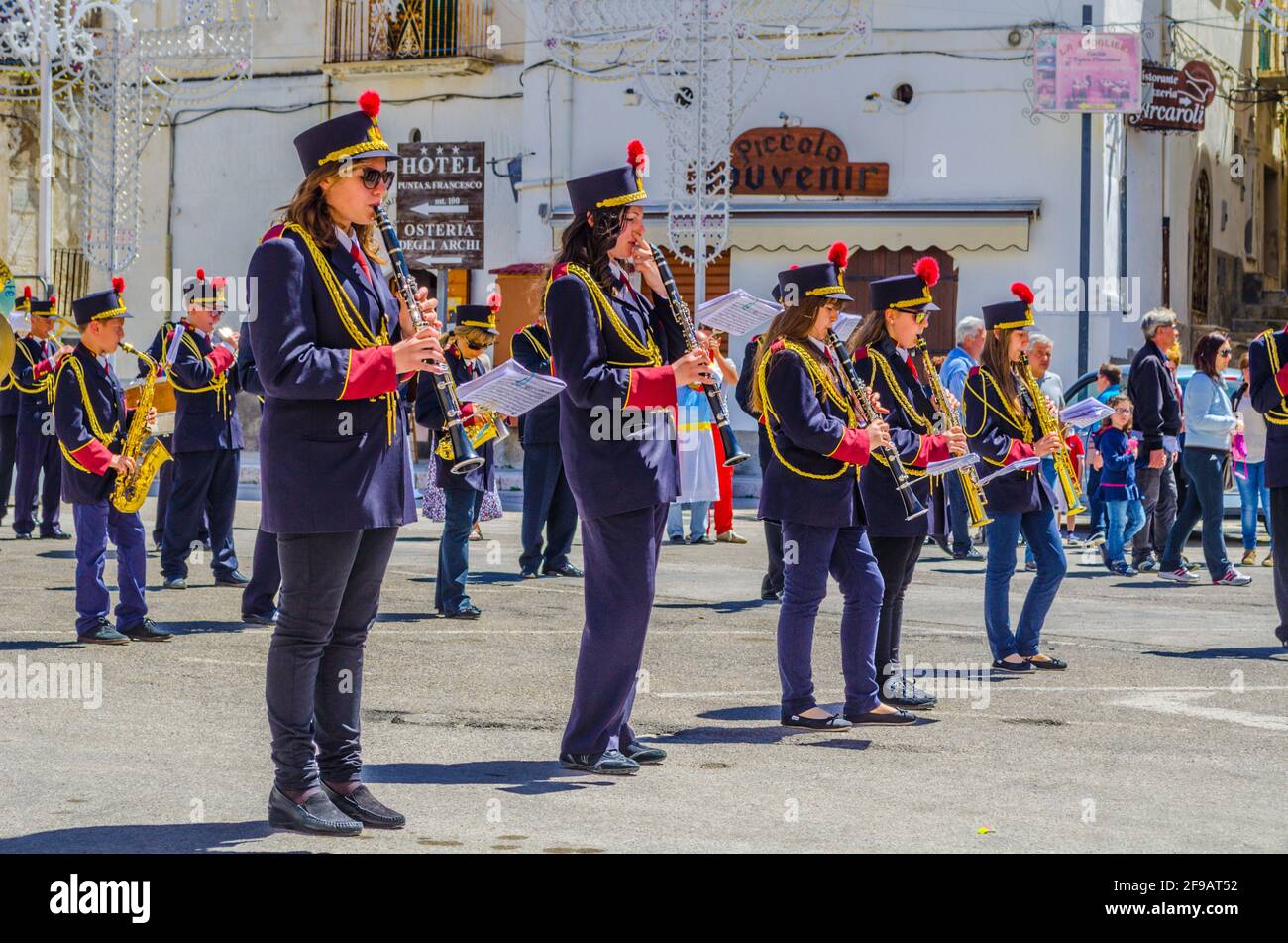 VIESTE, ITALIEN, 10. MAI 2014: Eine Orchester-Band spielt während des Festivals von saint nicola in den Straßen der italienischen Stadt Vieste. Stockfoto