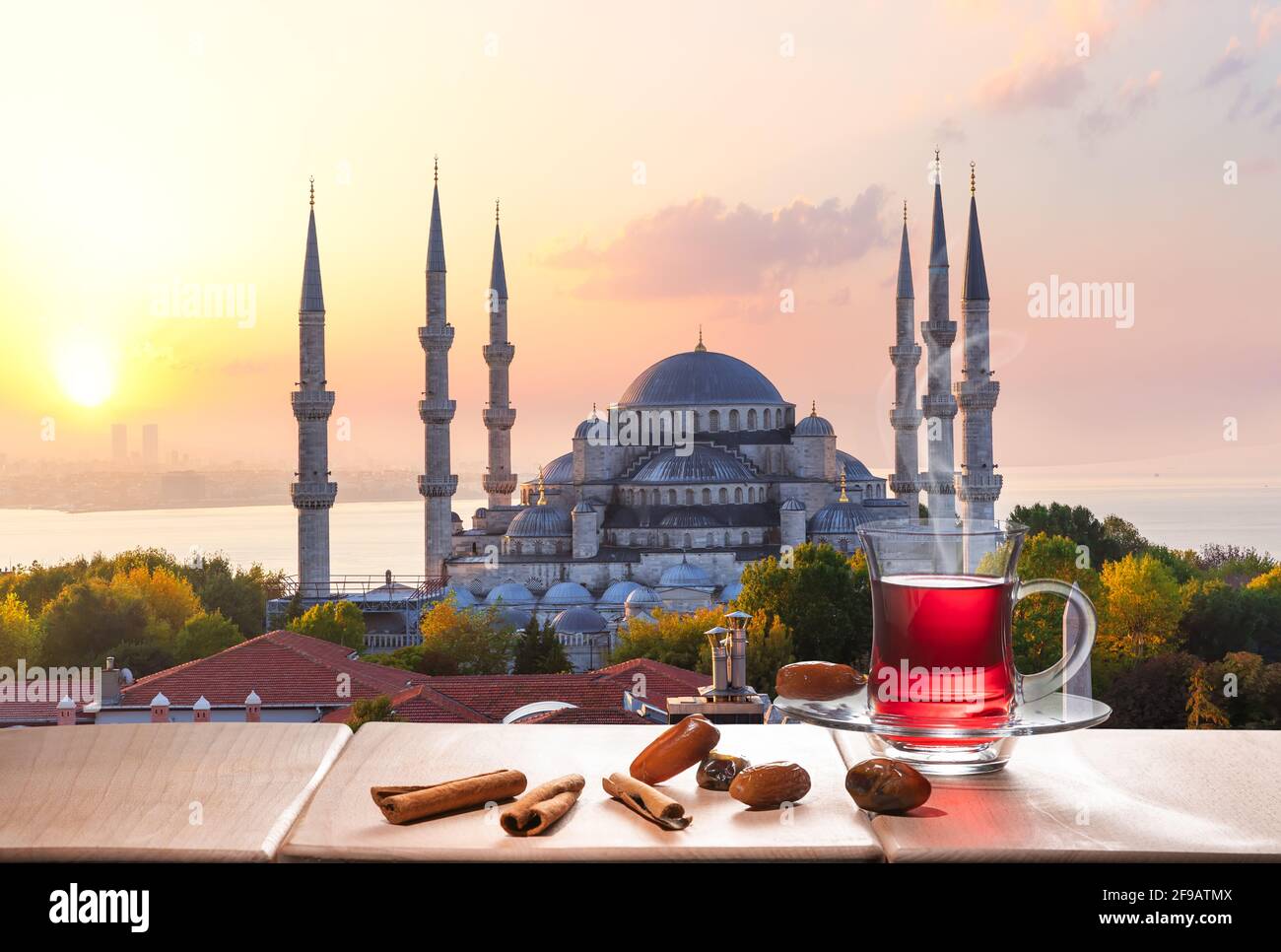 Die Blaue Moschee und Istanbul Tee mit Zimtstangen und Datteln, Türkei Stockfoto