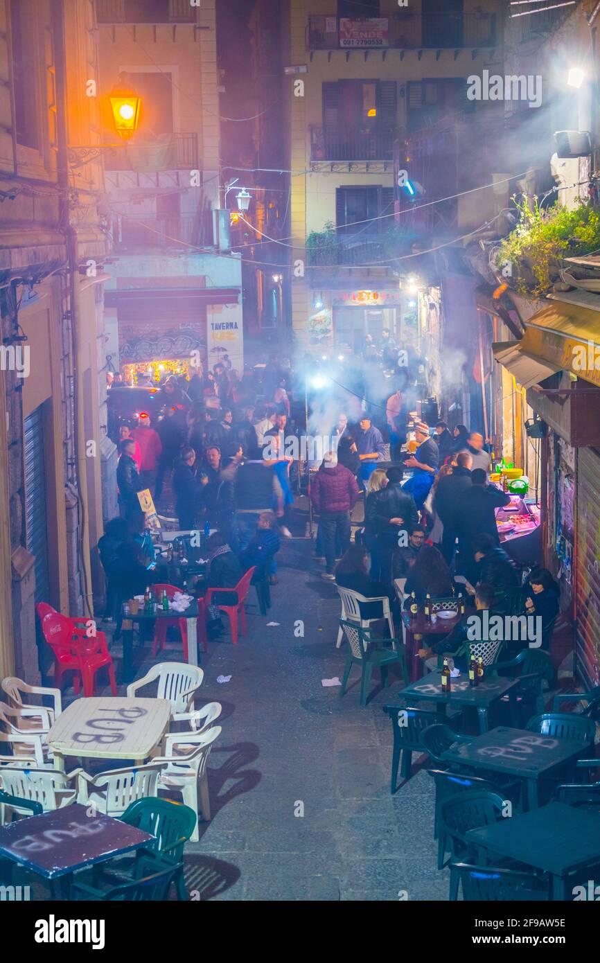 PALERMO, ITALIEN, 21. APRIL 2017: Nachtansicht des Vucciria Marktes in Palermo, Sizilien, Italien Stockfoto