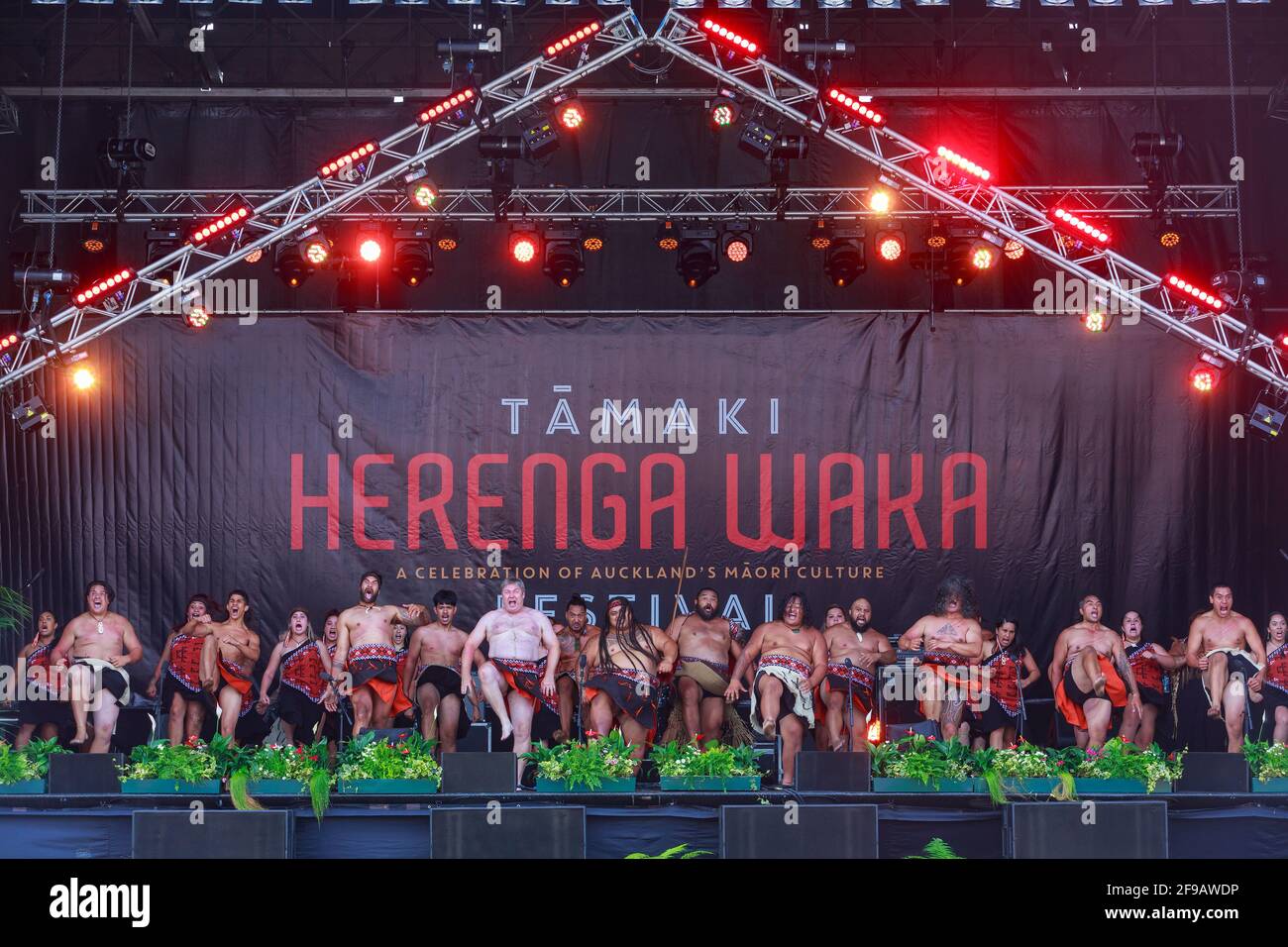 Eine Gruppe von neuseeländischen Maori-Männern und -Frauen führen während des Tamaki Herenga Waka Festival of Maori Culture, Auckland, New Zelaand, einen Haka auf der Bühne auf Stockfoto