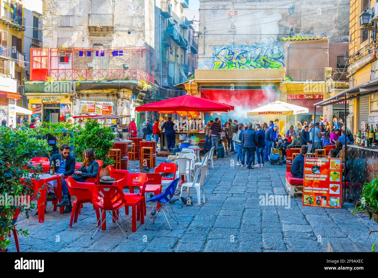 PALERMO, ITALIEN, 23. APRIL 2017: Blick auf den Markt der Vucciria in Palermo, Sizilien, Italien Stockfoto