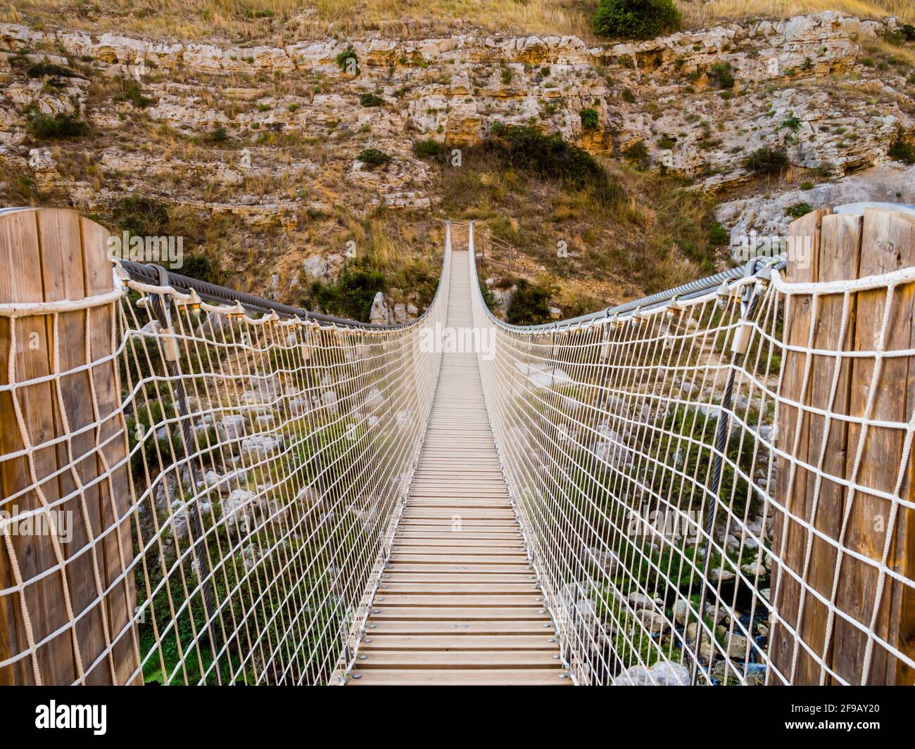 Beeindruckende Hängebrücke über die Gravina Schlucht im Murgia Nationalpark, Miera, Italien Stockfoto