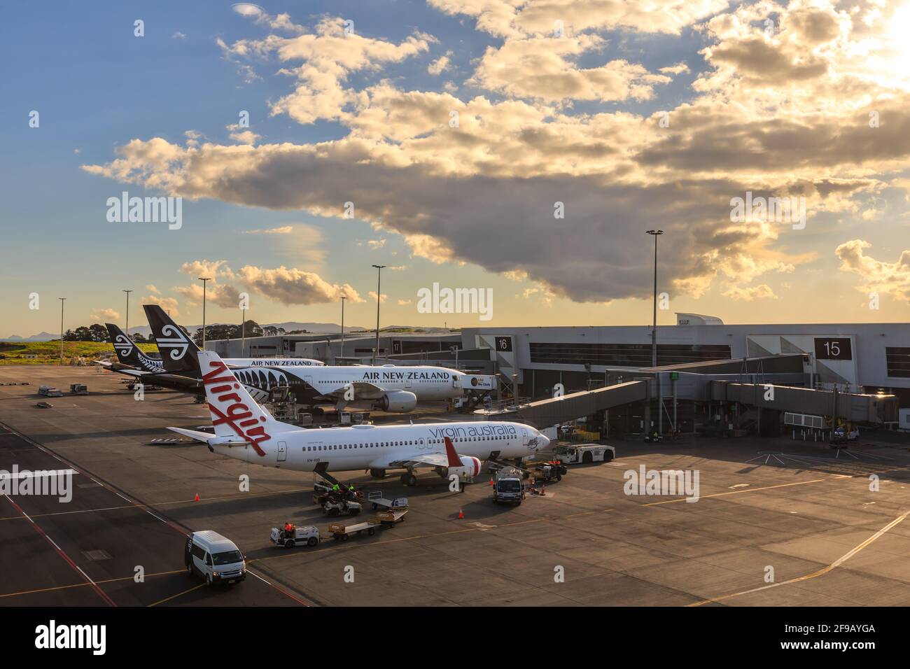 Flugzeuge von Virgin Australia und Air New Zealand auf der Asphaltbahn am internationalen Flughafen Auckland, Auckland, Neuseeland Stockfoto