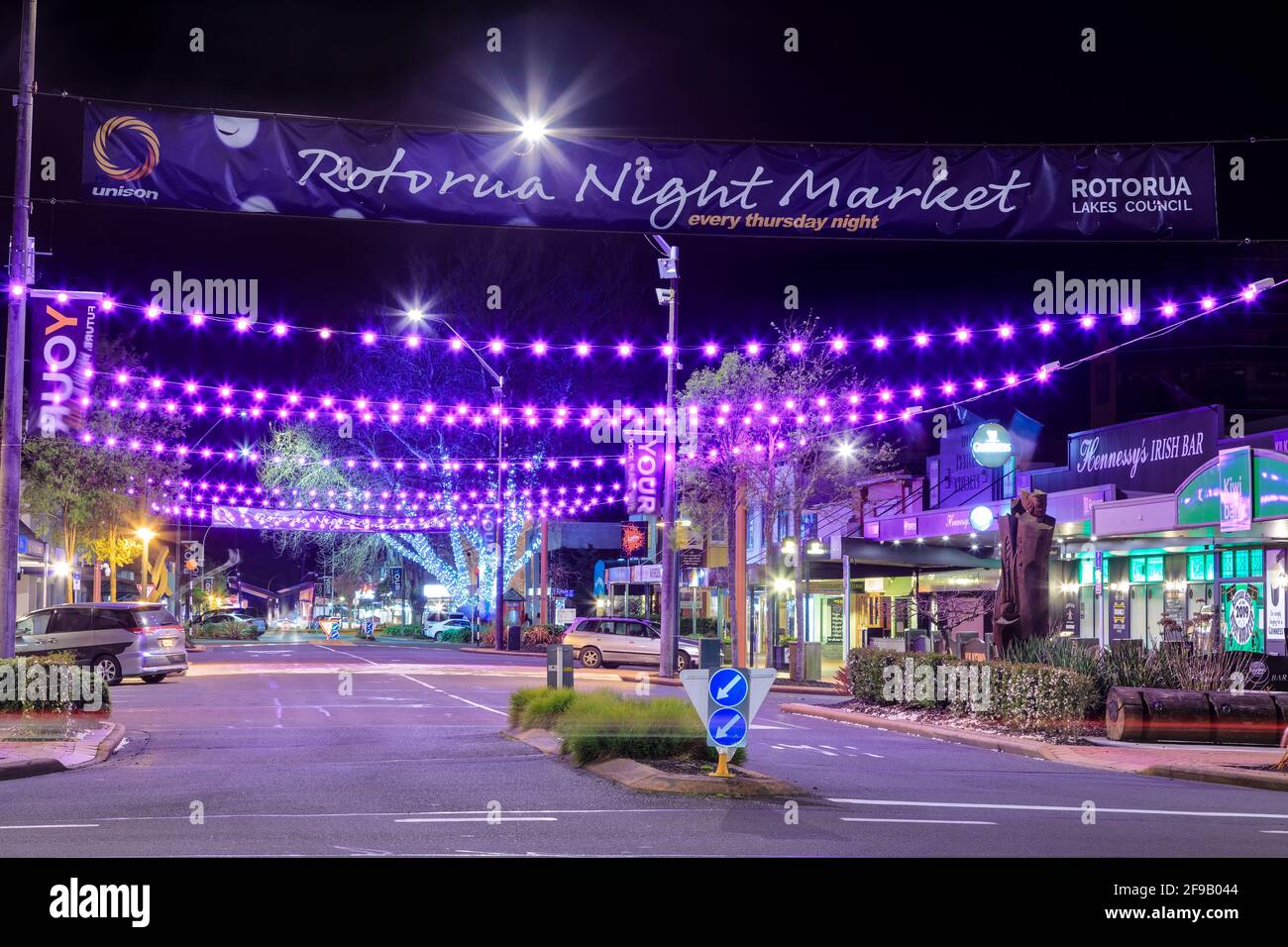 Rotorua, Neuseeland, bei Nacht. Die Tutanekai Street ist mit bunten Lichtern und einem Banner für den Nachtmarkt der Stadt geschmückt Stockfoto