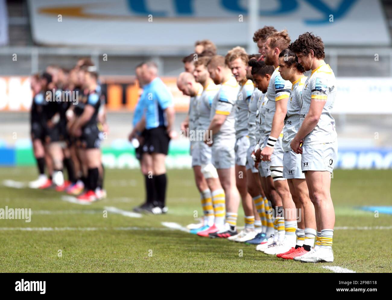 Exeter Chiefs und Wespen-Spieler stehen für eine Minute Stille, bevor sie zum Gedenken an den Herzog von Edinburgh starten, dessen Beerdigung heute stattfindet. Bilddatum: Samstag, 17. April 2021. Stockfoto