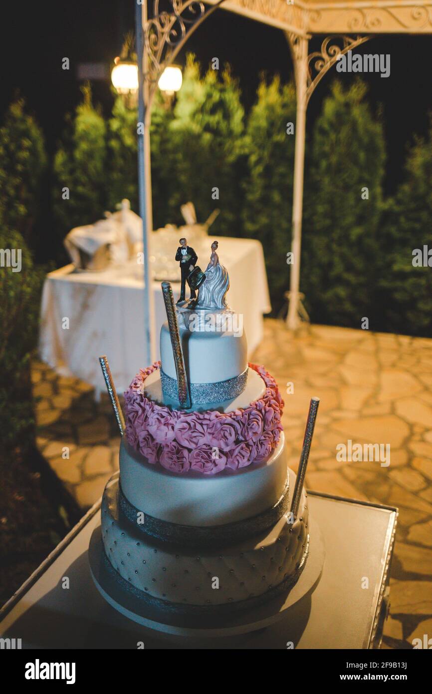 Vertikale Aufnahme einer schönen Hochzeitstorte Stockfoto
