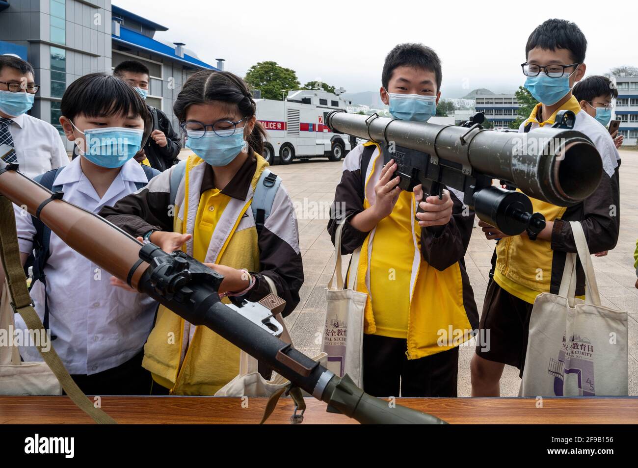 Hongkong, China. April 2021. Schulkinder nehmen am 15. April 2020 am Tag der Nationalen Sicherheitserziehung in der Polizeiakademie Hongkong in Hongkong, China, an einer Waffenanzeige Teil. Die ehemalige britische Kolonie veranstaltet ihren ersten Tag der nationalen Sicherheitserziehung. (Foto von Miguel Candela/SOPA Images/Sipa USA) Quelle: SIPA USA/Alamy Live News Stockfoto