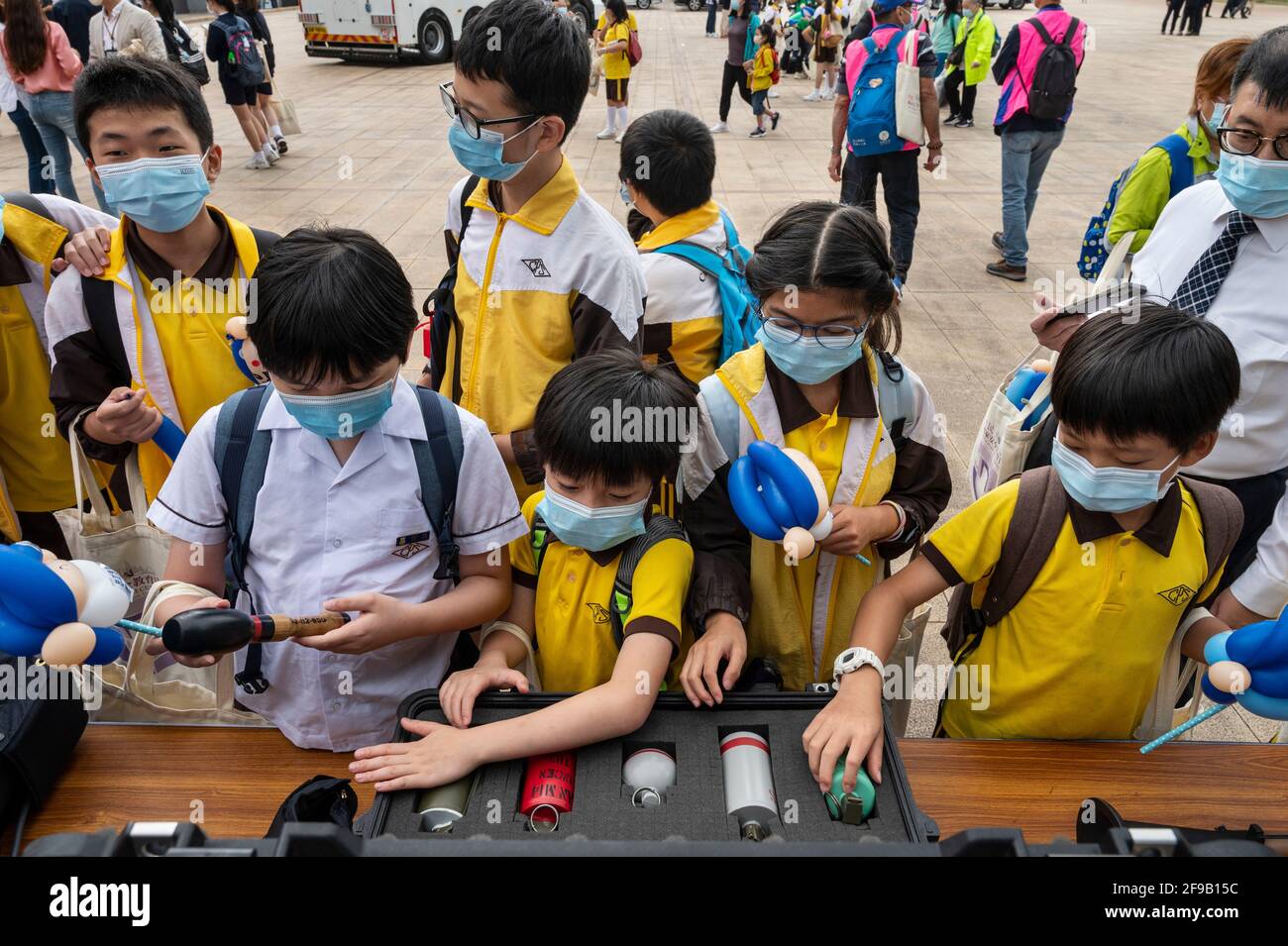 Hongkong, China. April 2021. Schulkinder nehmen am 15. April 2020 am Tag der Nationalen Sicherheitserziehung in der Polizeiakademie Hongkong in Hongkong, China, an einer Waffenanzeige Teil. Die ehemalige britische Kolonie veranstaltet ihren ersten Tag der nationalen Sicherheitserziehung. (Foto von Miguel Candela/SOPA Images/Sipa USA) Quelle: SIPA USA/Alamy Live News Stockfoto