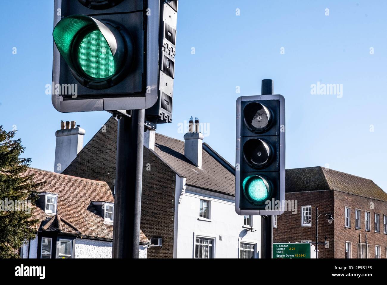 Epsom London, Großbritannien, April 17 2021, Ampeln auf Grün Controlling Straßenverkehr ohne Menschen Stockfoto