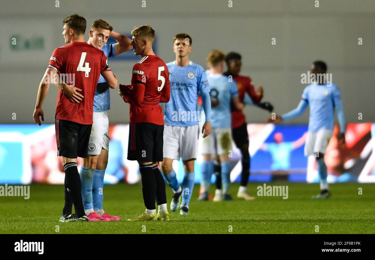 Manchester, Großbritannien. April 2021. Will Fish (C) (L) (4 Manchester United), Liam Delap (9 Manchester City) und Reece Devine (5 Manchester United) sprechen nach dem Premier League 2-Spiel zwischen Manchester City und Manchester United im Academy Stadium in Manchester, England. Kredit: SPP Sport Pressefoto. /Alamy Live News Stockfoto