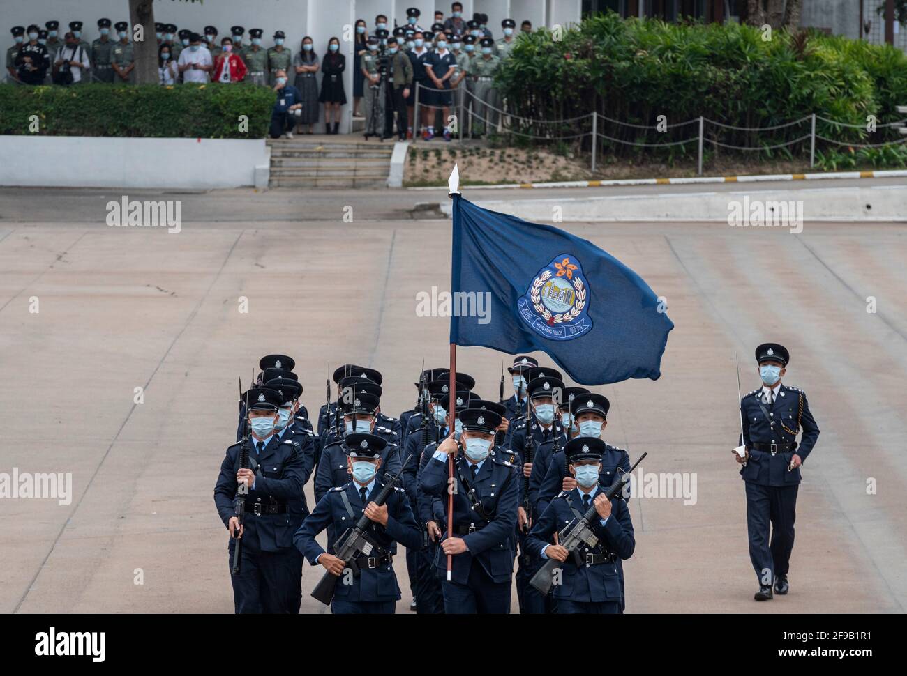 Hongkong, China. April 2021. Polizeibeamte marschieren an einem Tag der offenen Tür, um den Tag der nationalen Sicherheitserziehung am 15. April 2020 an der Polizeiakademie in Hongkong, China, zu feiern. Die ehemalige britische Kolonie veranstaltet ihren ersten Tag der nationalen Sicherheitserziehung. Kredit: Miguel Candela/SOPA Images/ZUMA Wire/Alamy Live Nachrichten Stockfoto