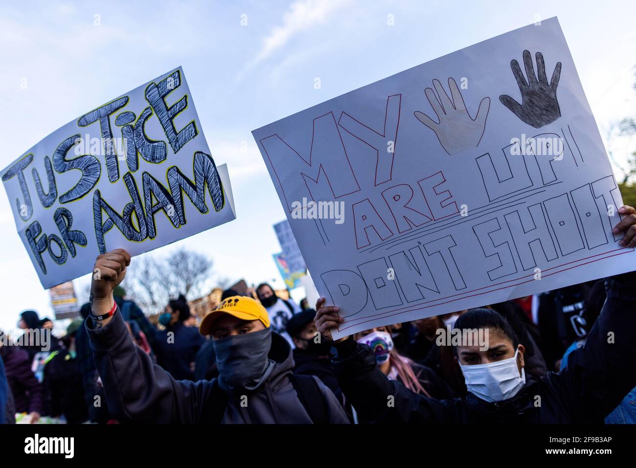 Chicago, USA. April 2021. Die Demonstranten halten am 16. April 2021 in Chicago, Illinois, Schilder mit den Aufschrift „Gerechtigkeit für Adam“ und „Meine Hände sind oben, schießen nicht“ ab. Die Gemeinde versammelt sich, um zu protestieren, nachdem die Polizei von Chicago den 13-jährigen Adam Toledo angeschossen und getötet hat. (Foto von Brian Feinzimer/Sipa USA) Quelle: SIPA USA/Alamy Live News Stockfoto