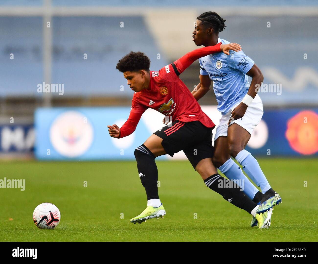 Manchester, Großbritannien. April 2021. Shola Shoretyre (7 Manchester United) kämpft mit Martin Svidersky (6 Manchester City) während des Premier League 2-Spiels zwischen Manchester City und Manchester United im Academy Stadium in Manchester, England, um den Ball. Kredit: SPP Sport Pressefoto. /Alamy Live News Stockfoto