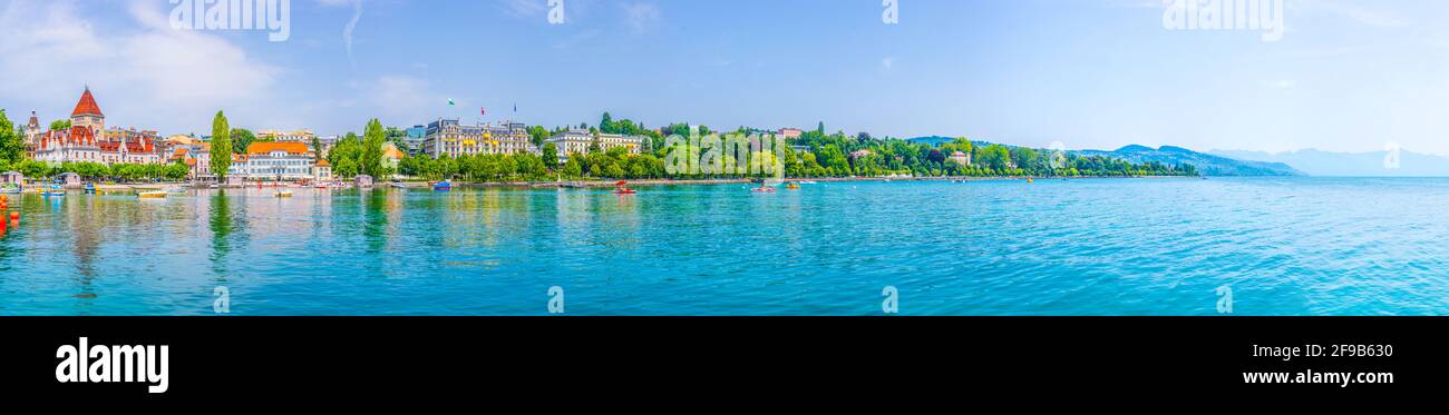 LAUSANNE, SCHWEIZ, 19. JULI 2017: Die Menschen genießen einen sonnigen Tag vor dem Hotel Chateau d'Ouchy in Lausanne, Schweiz Stockfoto