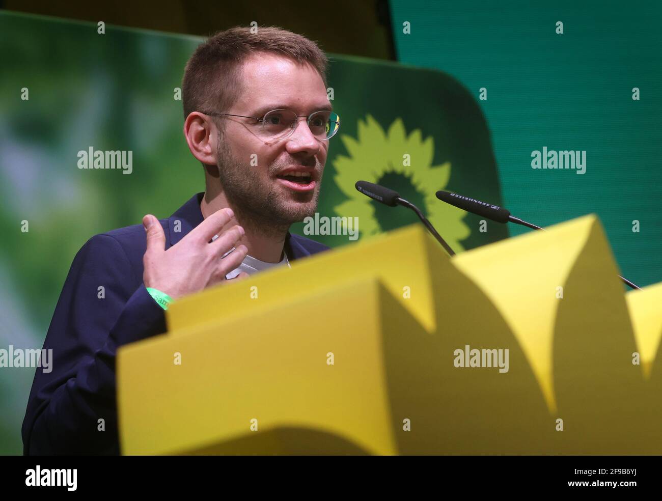 Augsburg, Deutschland. April 2021. Thomas von Sarnowski, neu gewählter Landesvorsitzender von Bündnis 90/die Grünen Bayern, spricht auf dem Parteitag der Bayerischen Grünen. Quelle: Karl-Josef Hildenbrand/dpa/Alamy Live News Stockfoto