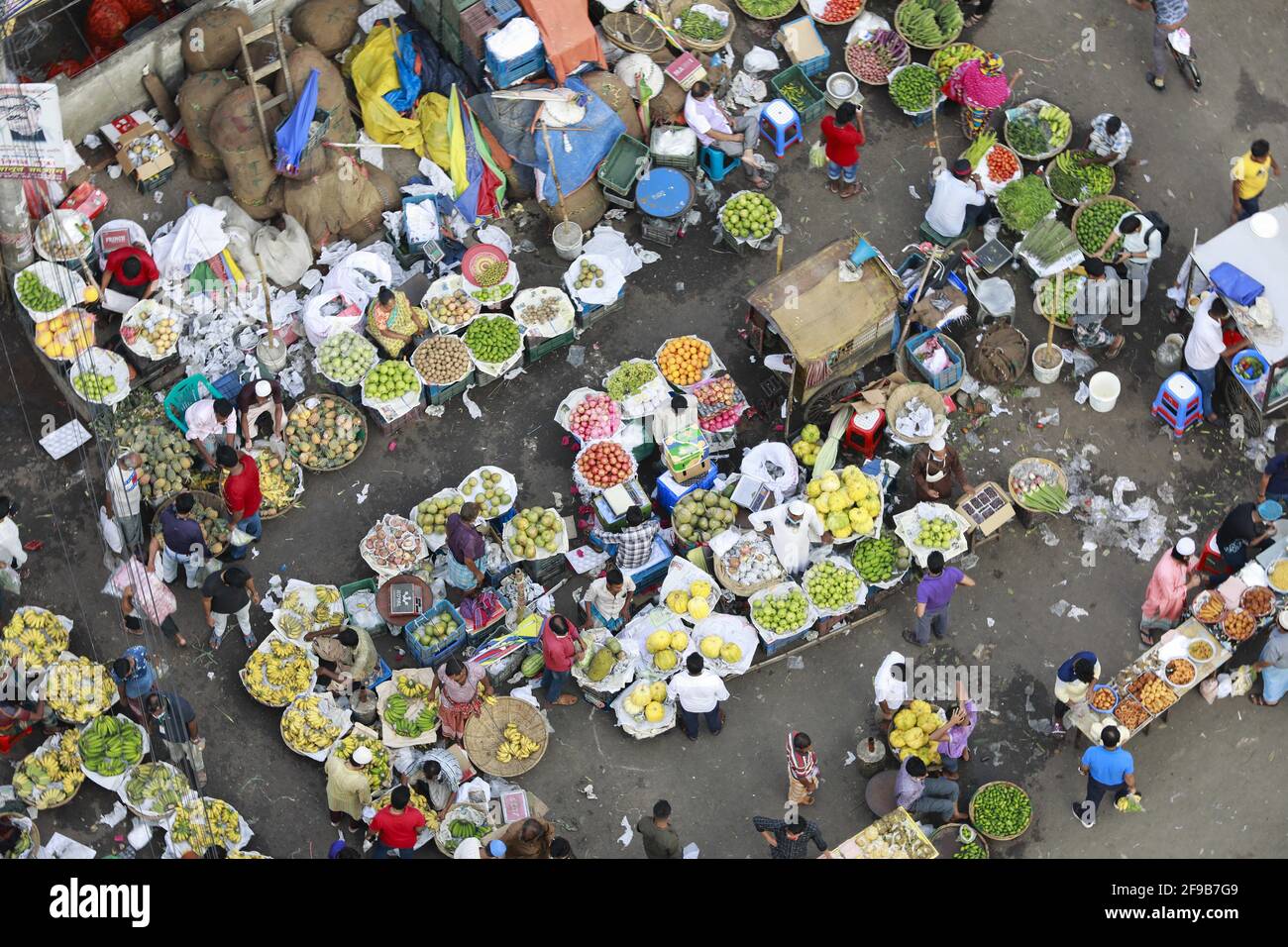 Die bangladeschischen Obsthändler warten während einer landesweiten Sperre auf Kunden auf einem Freiluftmarkt, um die Ausbreitung des neuartigen Coronavirus am 17. April 2021 in Dhaka, Bangladesch, einzudämmen. Foto von Suvra Kanti das/ABACAPRESS.COM Stockfoto
