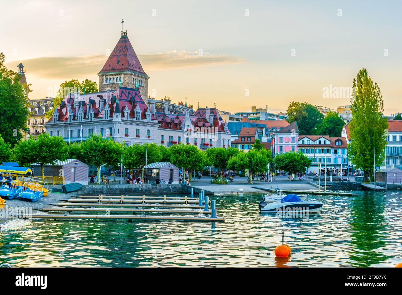 LAUSANNE, SCHWEIZ, 18. JULI 2017: Blick auf den Sonnenuntergang des Chateau d'Ouchy Hotels in Lausanne, Schweiz Stockfoto