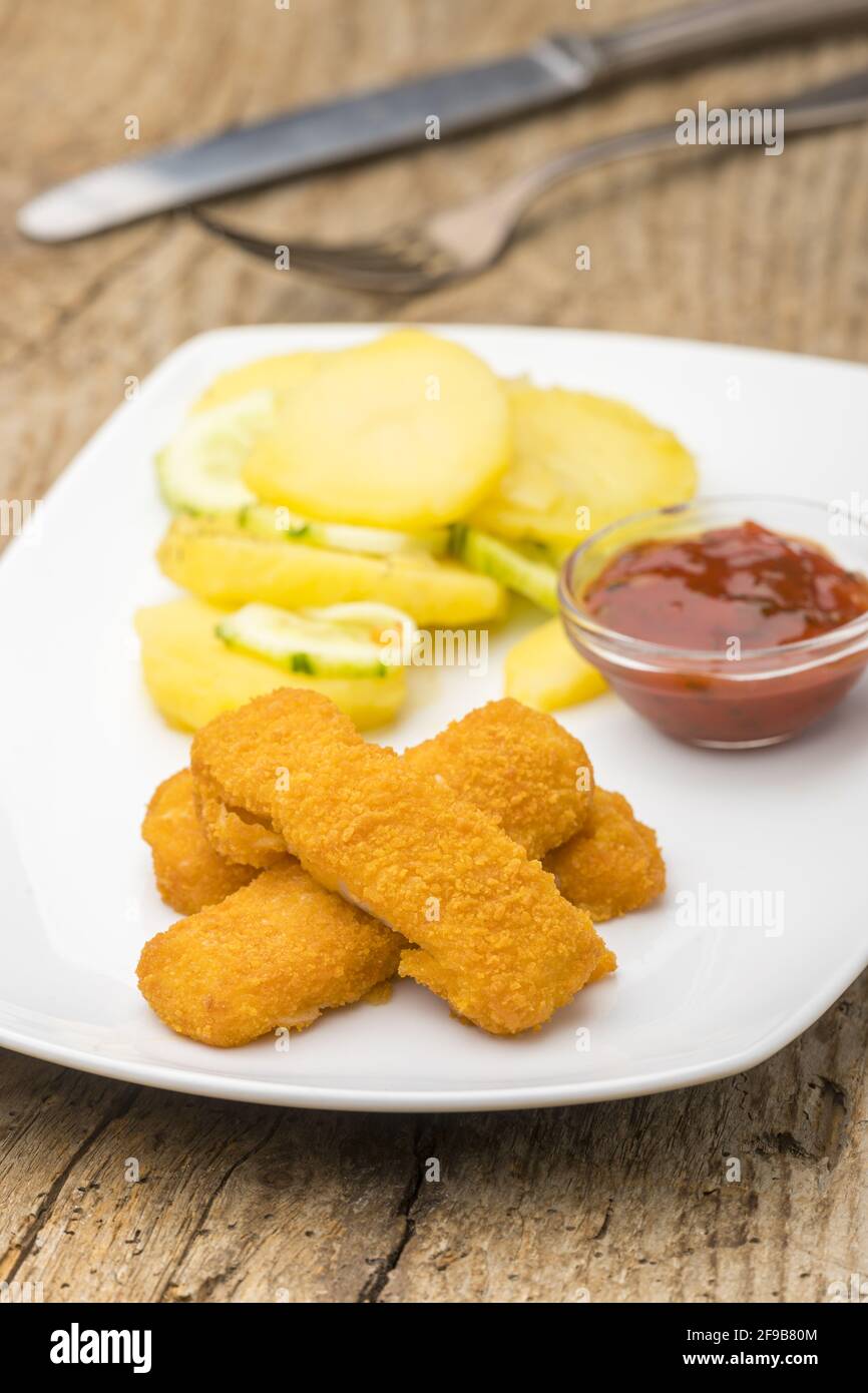 Fischstäbchen mit Kartoffelsalat Stockfoto
