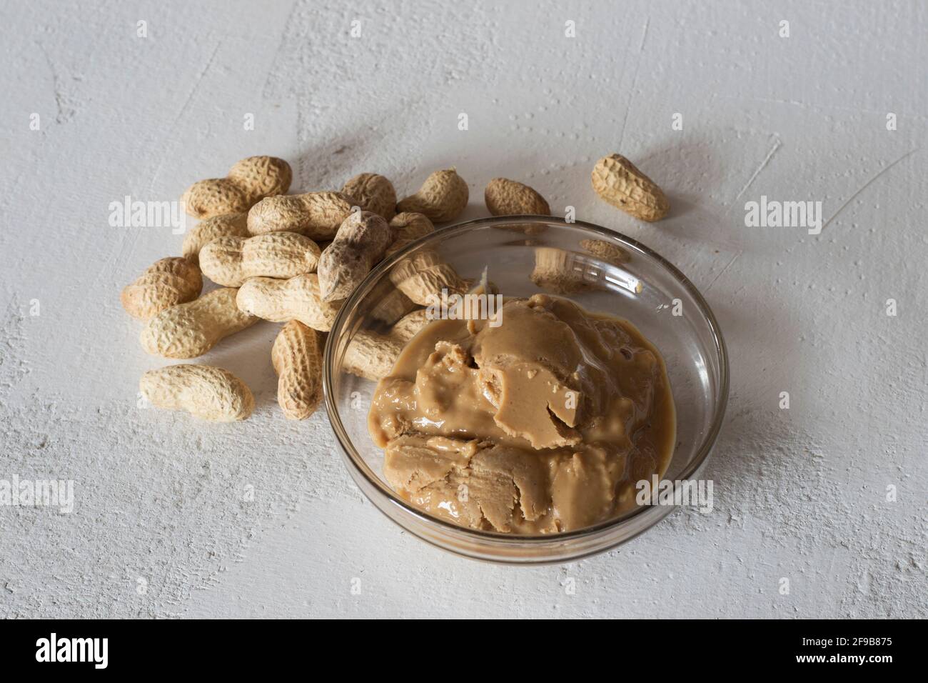 Rohe Erdnüsse mit Erdnussbutter Stockfoto