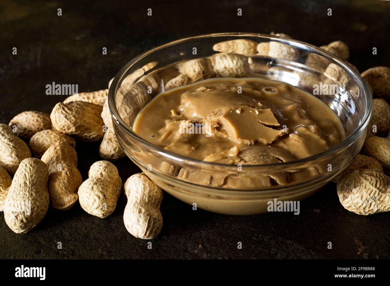 Rohe Erdnüsse mit Erdnussbutter Stockfoto
