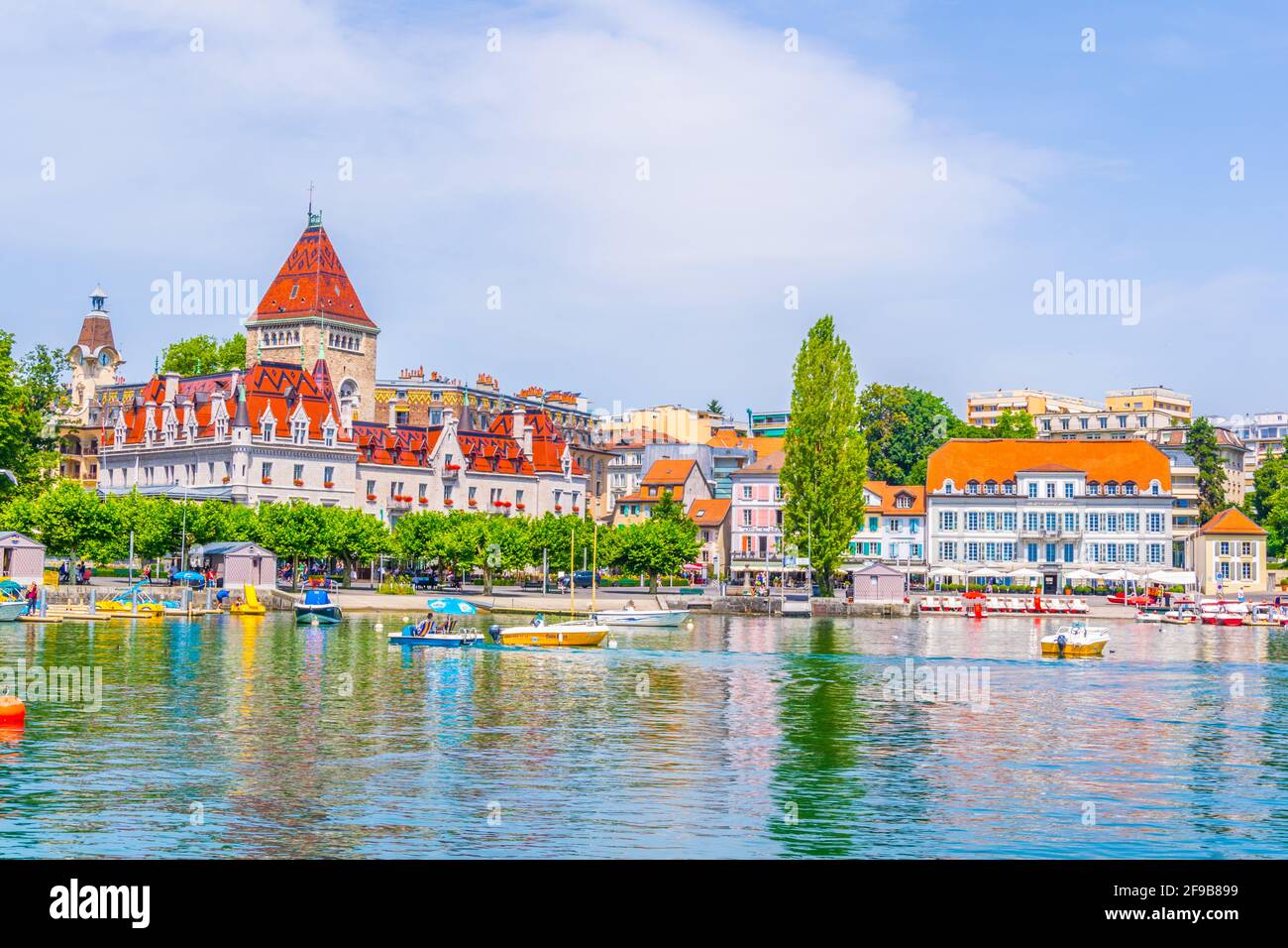 LAUSANNE, SCHWEIZ, 19. JULI 2017: Die Menschen genießen einen sonnigen Tag vor dem Hotel Chateau d'Ouchy in Lausanne, Schweiz Stockfoto
