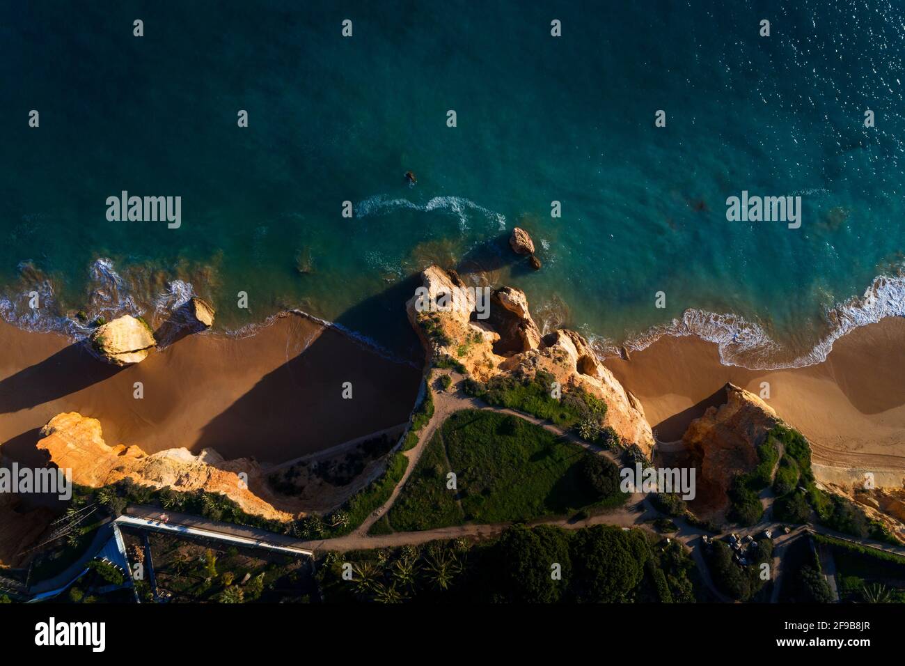 Luftaufnahme des Strandes Vau (Praia do Vau) in Portimao, Algarve, Portugal Stockfoto