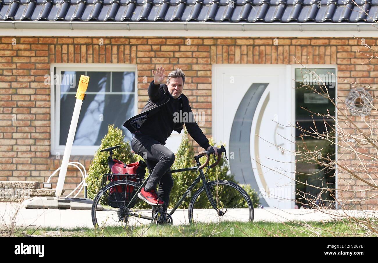 Steinbergkirche, Deutschland. April 2021. Robert Habeck, Bundesvorsitzender von Bündnis 90/die Grünen, fährt mit dem Fahrrad nach Hause, nachdem er bei einer Mitgliederversammlung der Grünen als direkter Kandidat für die Bundestagswahl 2021 gewählt wurde. Bei der Veranstaltung in der Steinbergkirche wählten die Grünen der Stadt Flensburg und der Kreis Schleswig-Flensburg Habeck als direkten Kandidaten für die Bundestagswahl im September. Der einzige Kandidat war Parteiführer Habeck. Quelle: Christian Charisius/dpa/Alamy Live News Stockfoto