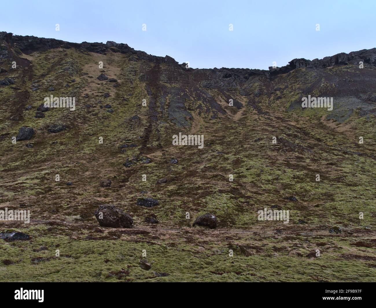 Große Felsen, die bei einem Erdbeben in der Nähe eines Wanderweges am Fuße des Hügels Þorbjörn im Erholungsgebiet Selskógur bei Grindavik, Island, herunterfielen. Stockfoto