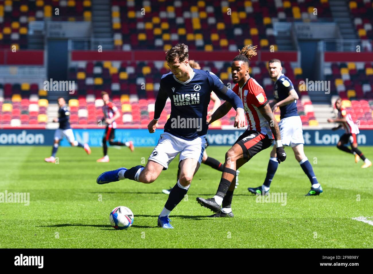 LONDON. VEREINIGTES KÖNIGREICH. 17. APRIL: Jake Cooper von Millwall in Aktion während des Sky Bet Championship-Spiels zwischen Brentford und Millwall im Brentford Community Stadium, Brentford am Samstag, 17. April 2021. (Kredit: Ivan Yordanov) Kredit: MI Nachrichten & Sport /Alamy Live Nachrichten Stockfoto