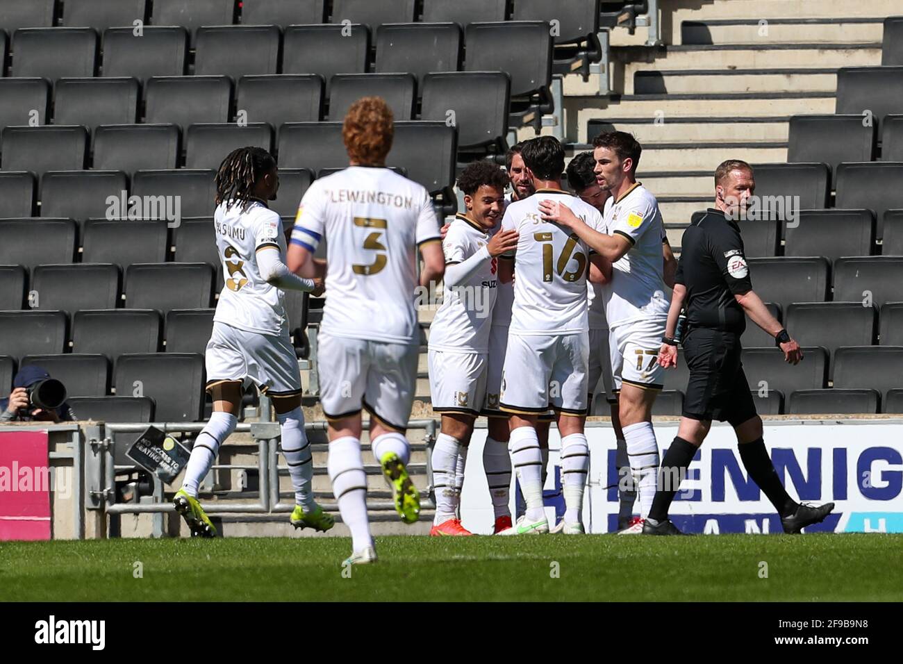 MILTON KEYNES, GROSSBRITANNIEN. 17. APRIL: Scott Fraser feiert mit seinen Teamkollegen, nachdem er für Milton Keynes Dons einen Treffer erzielt hat, um die Führung zu übernehmen und es 1:0 gegen Portsmouth zu erreichen, während der Sky Bet League ein Spiel zwischen MK Dons und Portsmouth im Stadium MK, Milton Keynes am Samstag, 17. April 2021. (Kredit: John Cripps, Mi News) Kredit: MI Nachrichten & Sport /Alamy Live Nachrichten Stockfoto