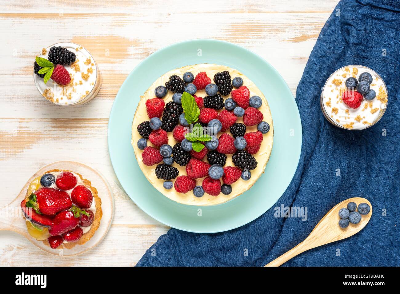 Hausgemachter Kuchen mit frischen Beeren auf Holzhintergrund. Stockfoto