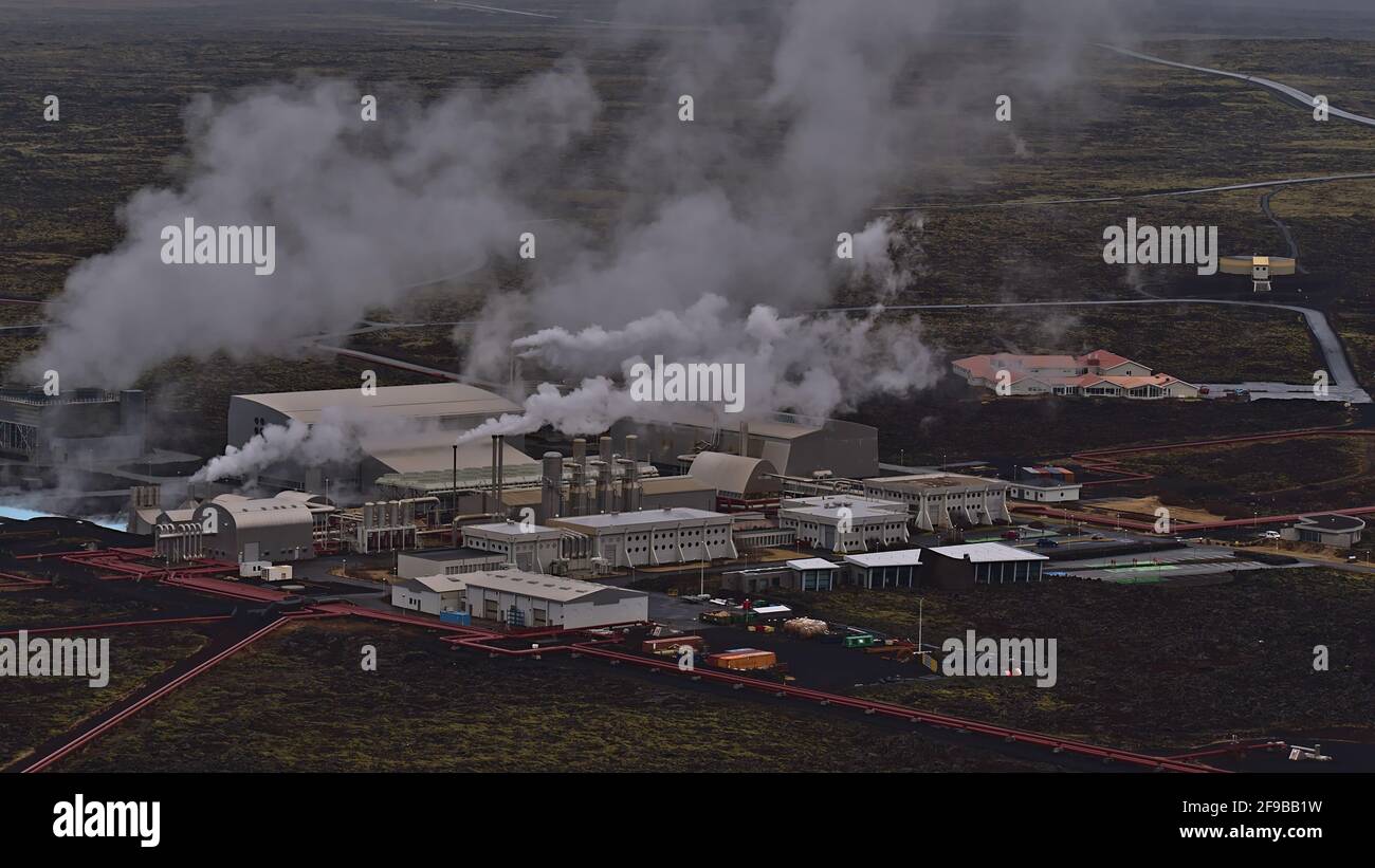 Nahaufnahme des geothermischen Kraftwerks Svartsengi mit Pipelines und Dampfbügeln in der Nähe von Grindavik, Halbinsel Reykjanes, Island im Winter. Stockfoto