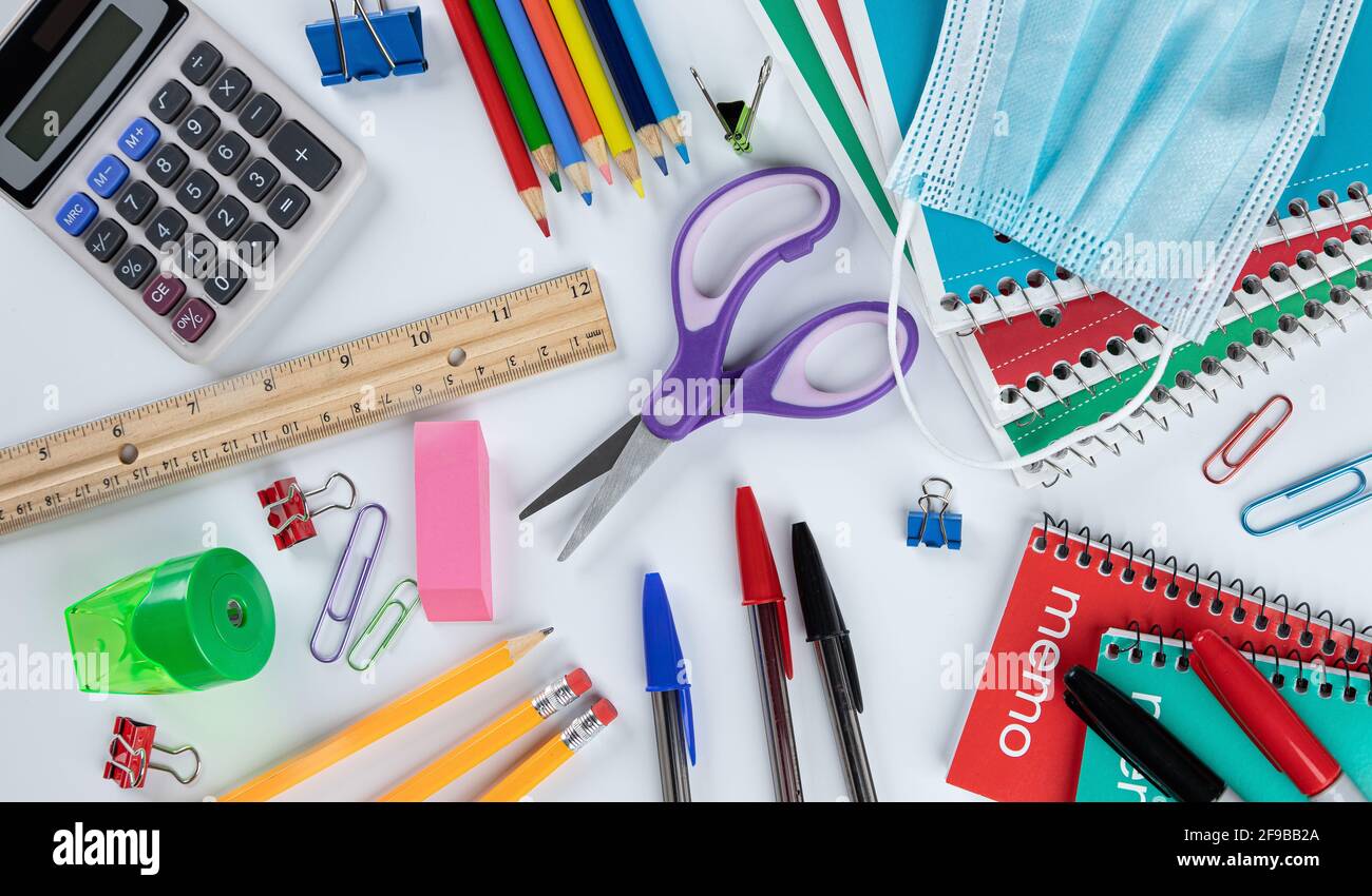 Overhead-Ansicht des Sortiments von Schulmaterial auf einem weißen Tisch. Zurück zum Schulkonzept Stockfoto