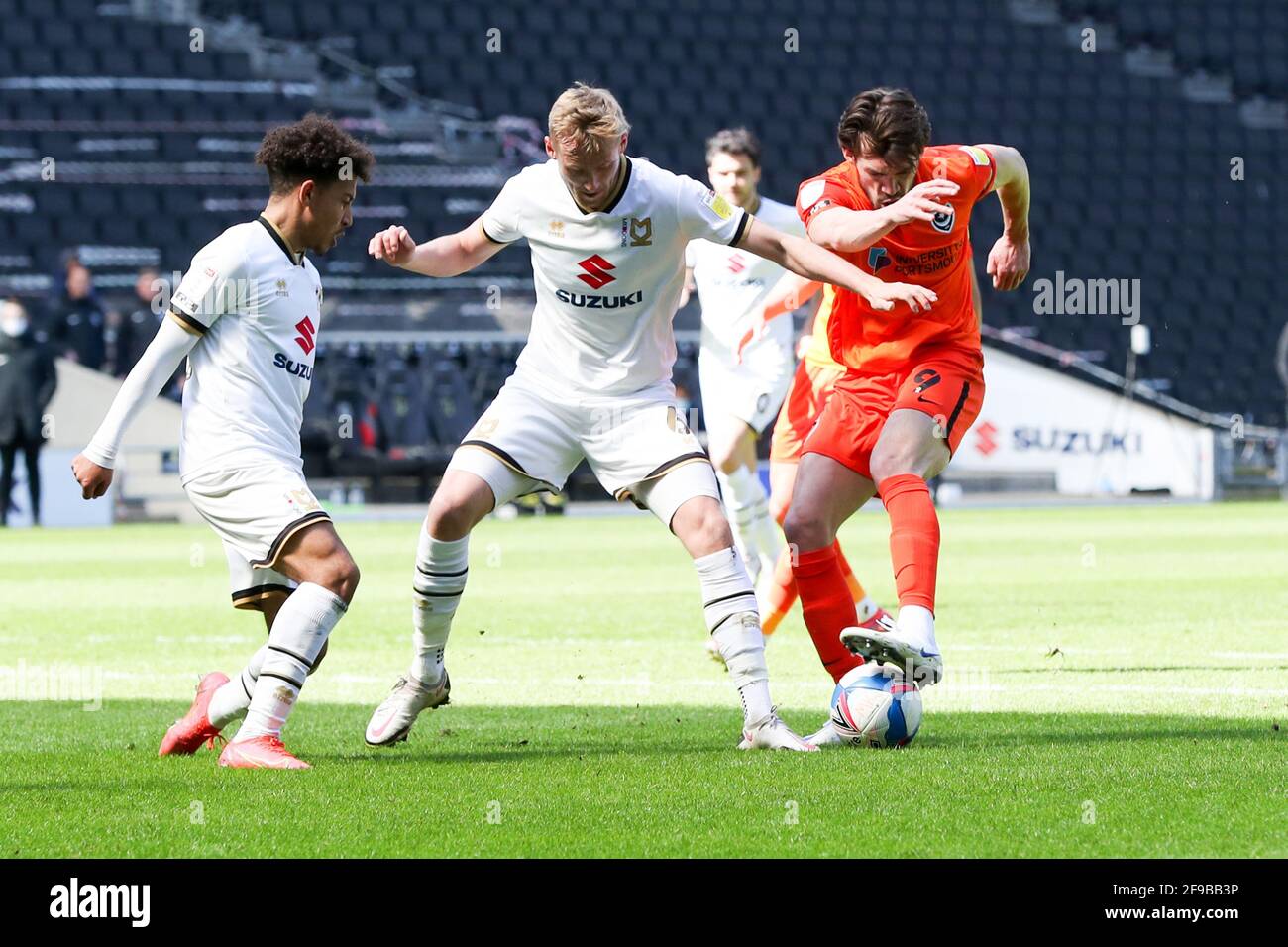 MILTON KEYNES, GROSSBRITANNIEN. 17. APRIL: John Marquis von Portsmouth wird von Milton Keynes Dons Harry Darling während der ersten Hälfte der Sky Bet League ein Spiel zwischen MK Dons und Portsmouth im Stadium MK, Milton Keynes am Samstag, 17. April 2021, herausgefordert. (Kredit: John Cripps, Mi News) Kredit: MI Nachrichten & Sport /Alamy Live Nachrichten Stockfoto