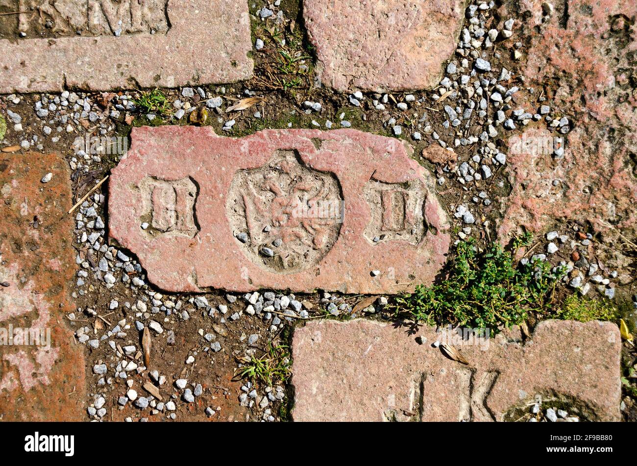 emporer Ziegel mit den Initialen H.D, was Heinrich Drasche und A bedeutet Doppelköpfiger Adler Symbol des österreichisch-ungarischen Reiches auf einem Fußweg Hergestellt von altem bri Stockfoto