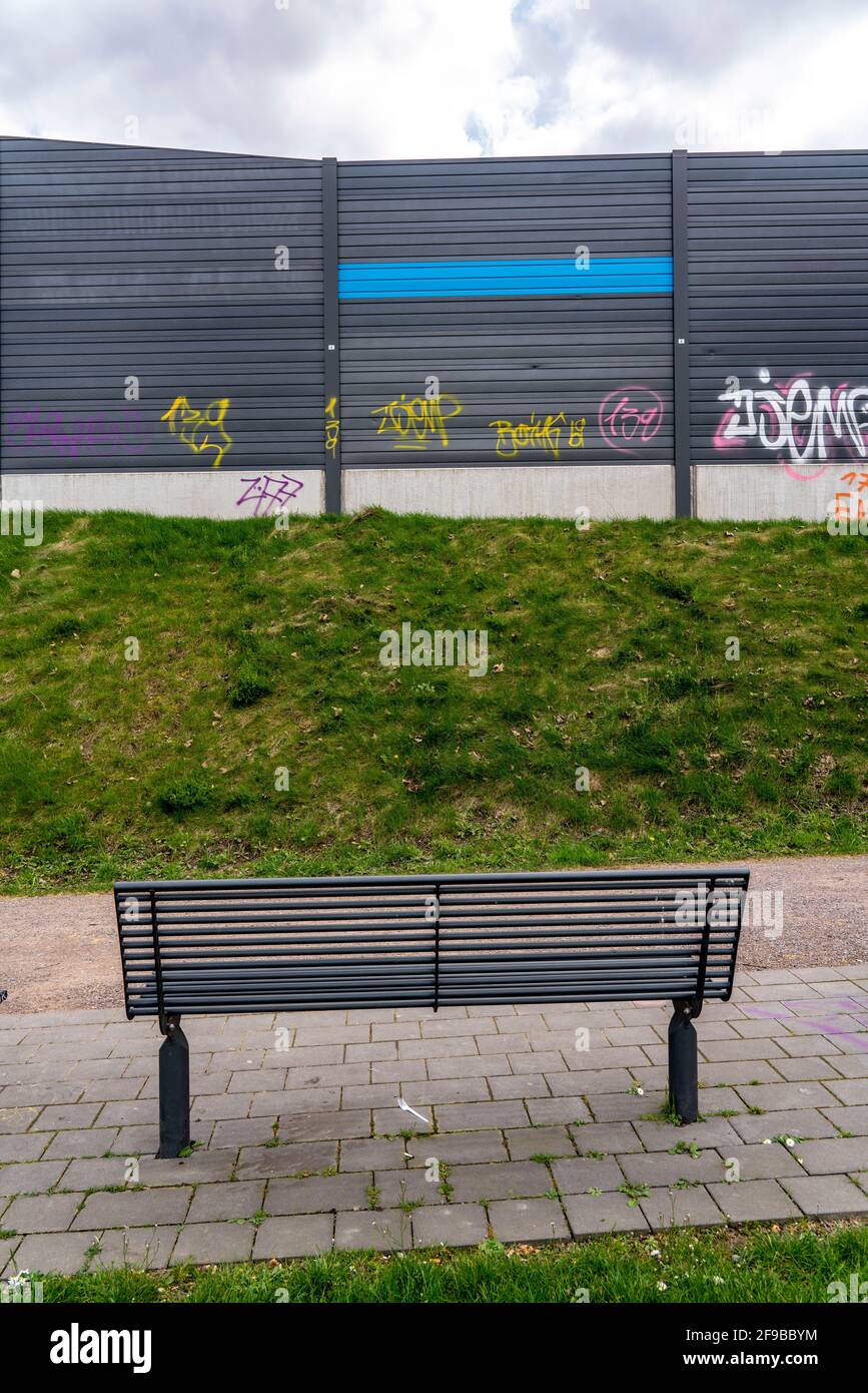 Grünfläche, in Duisburg-Beck, Parkbank mit Blick auf die Schallmauer der Autobahn A42, Emscherschnellweg, NRW, Deutschland Stockfoto